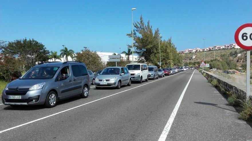 Colas en Agaete para llegar a La Aldea