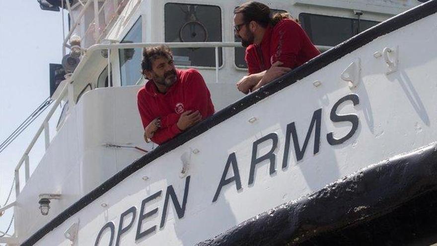 El Open Arms rescata a 52 personas en el Mediterráneo y busca puerto seguro