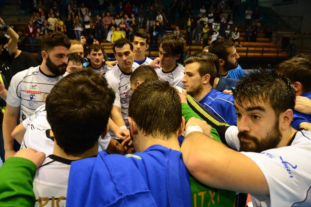 El Cangas despide a sus héroes y al Teucro