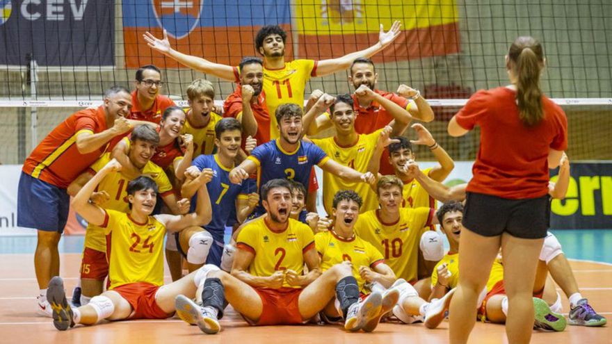 La selección española celebra la clasificación. |  // L. O.