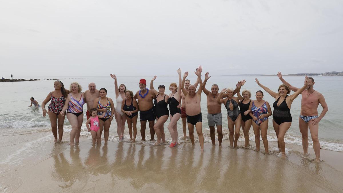 El numeroso grupo de amigos que celebró la entrada del Año Nuevo con un chapuzón en la playa de Can Pere Antoni