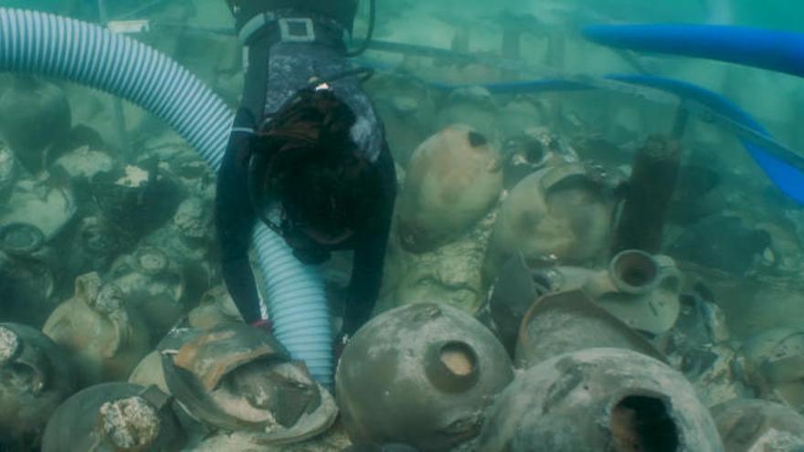 Rescatan cien ánforas de un barco romano hundido frente a Can Pastilla