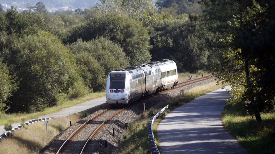 Valga entrega 1.625 firmas a Adif para exigir una estación de tren en la localidad