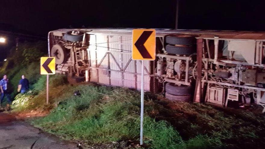 El autobús volcó en la carretera.