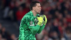 Szczesny atrapa un balón en el Benfica-Barça celebrado en el Estadio Da Luz de Lisboa.