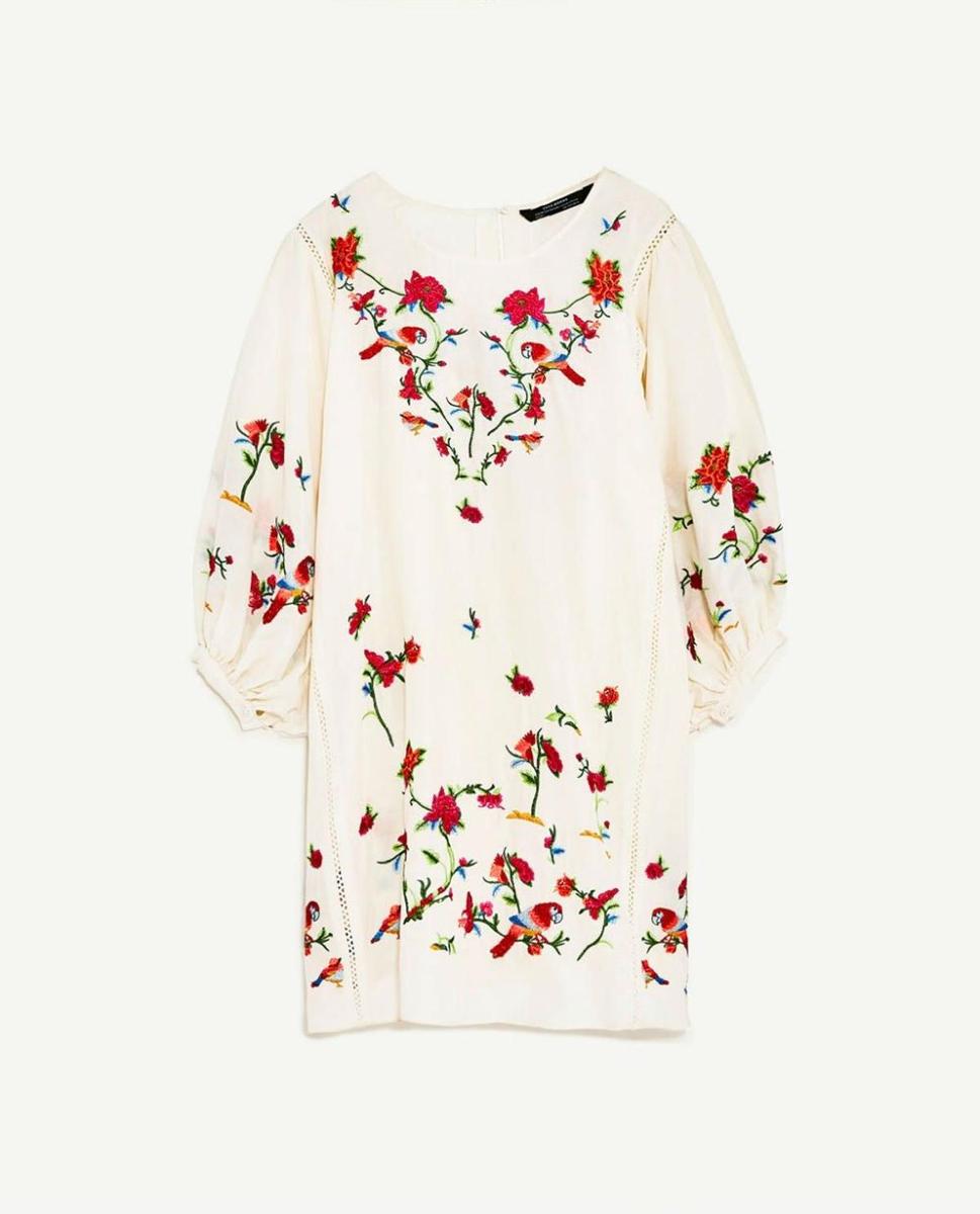 Vestido con flores bordadas de Zara (Precio:  39.99 euros)