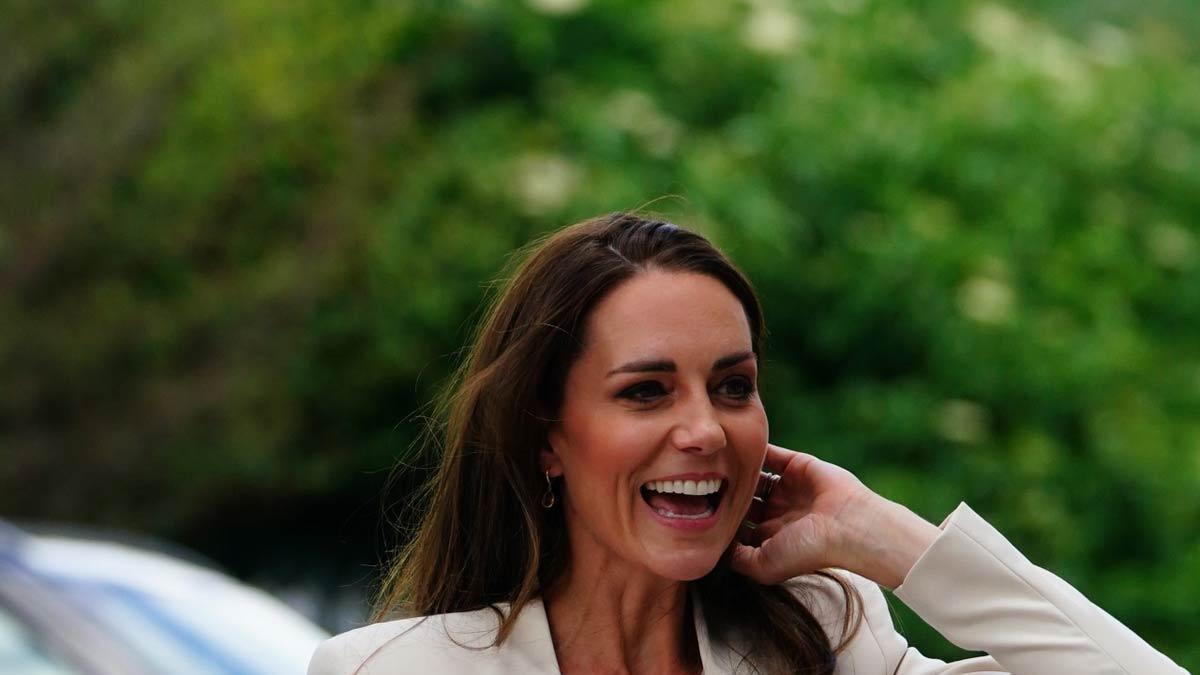 Kate Middleton, con top y blazer blancos, y bolso de Massimo Dutti