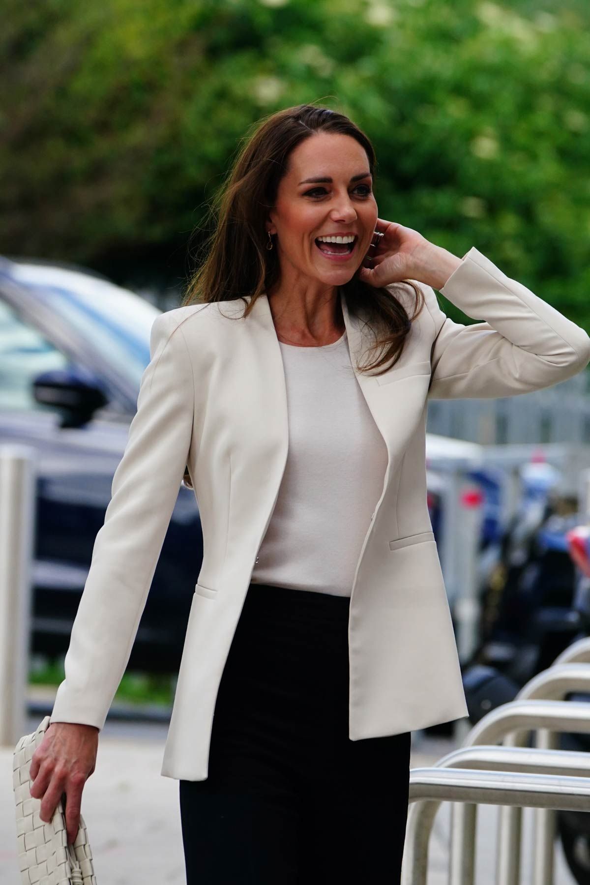 Kate Middleton, con top y blazer blancos, y bolso de Massimo Dutti