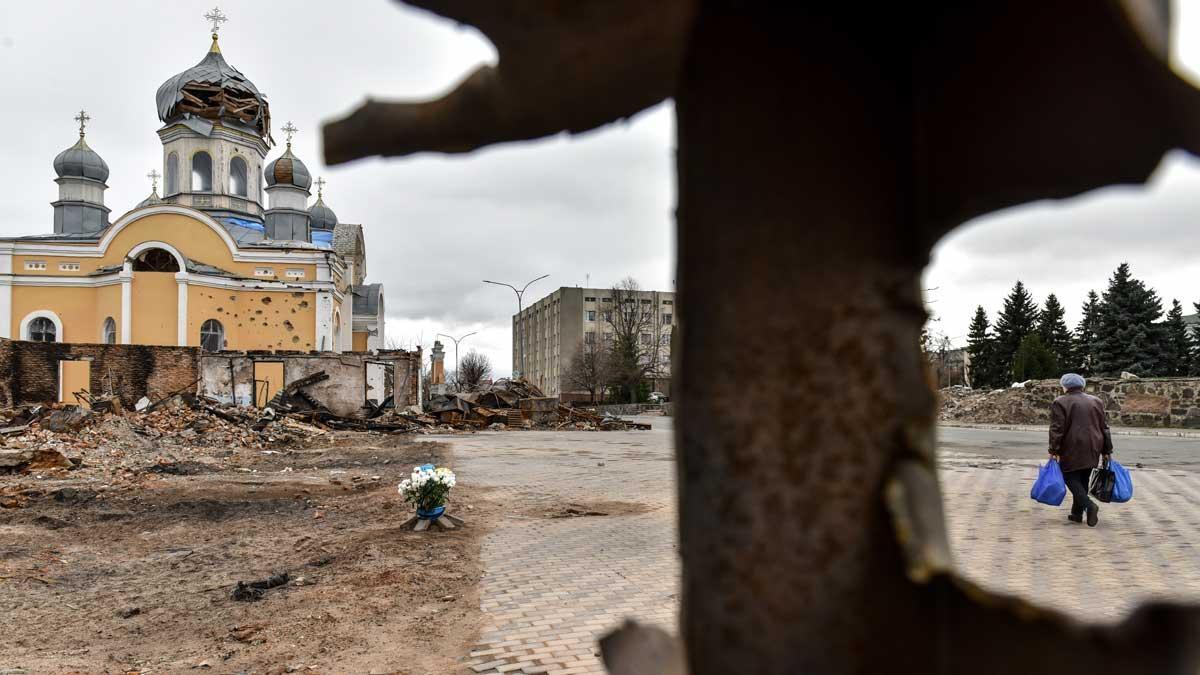 Una mujer pasa cerca de una iglesia dañada por los ataques rusos, en la localidad de Malyn, en la región ucraniana de Zhytomyr.