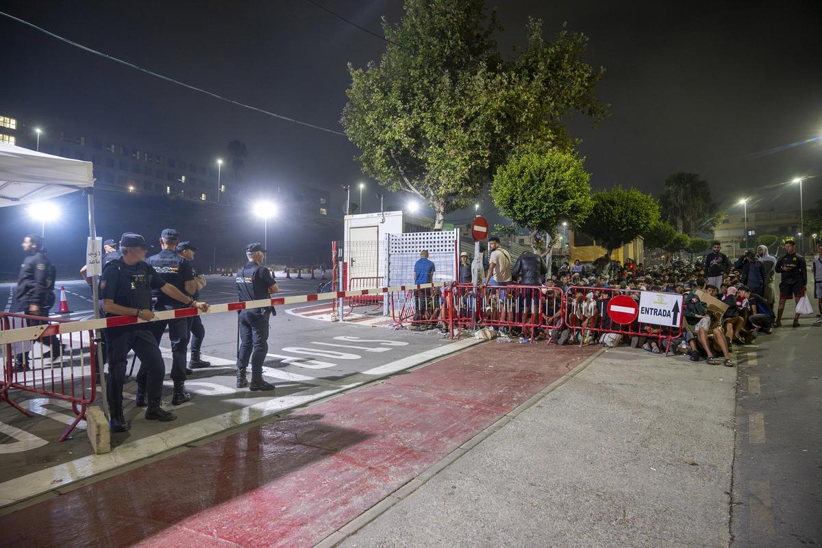 Decenas de migrantes siguen durmiendo en los alrededores de Loma Colmenar (Ceuta) Decenas de migrantes siguen durmiendo en los alrededores de Loma Colmenar (Ceuta)