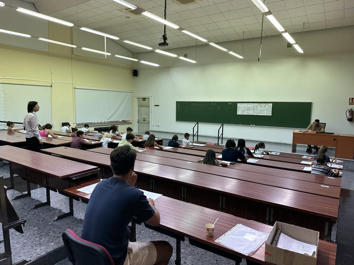 Los exámenes realizados por los alumnos se distribuyen y corrigen en la sede central de China,