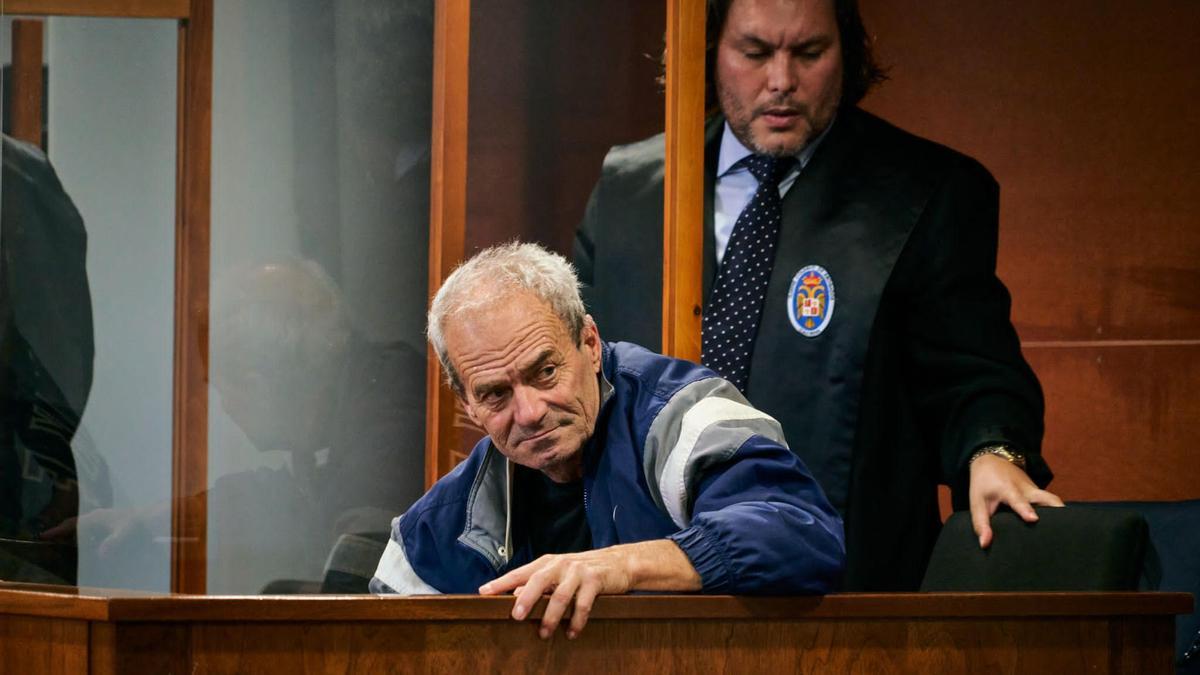 El reo junto a su abogado en la Audiencia Provincial.