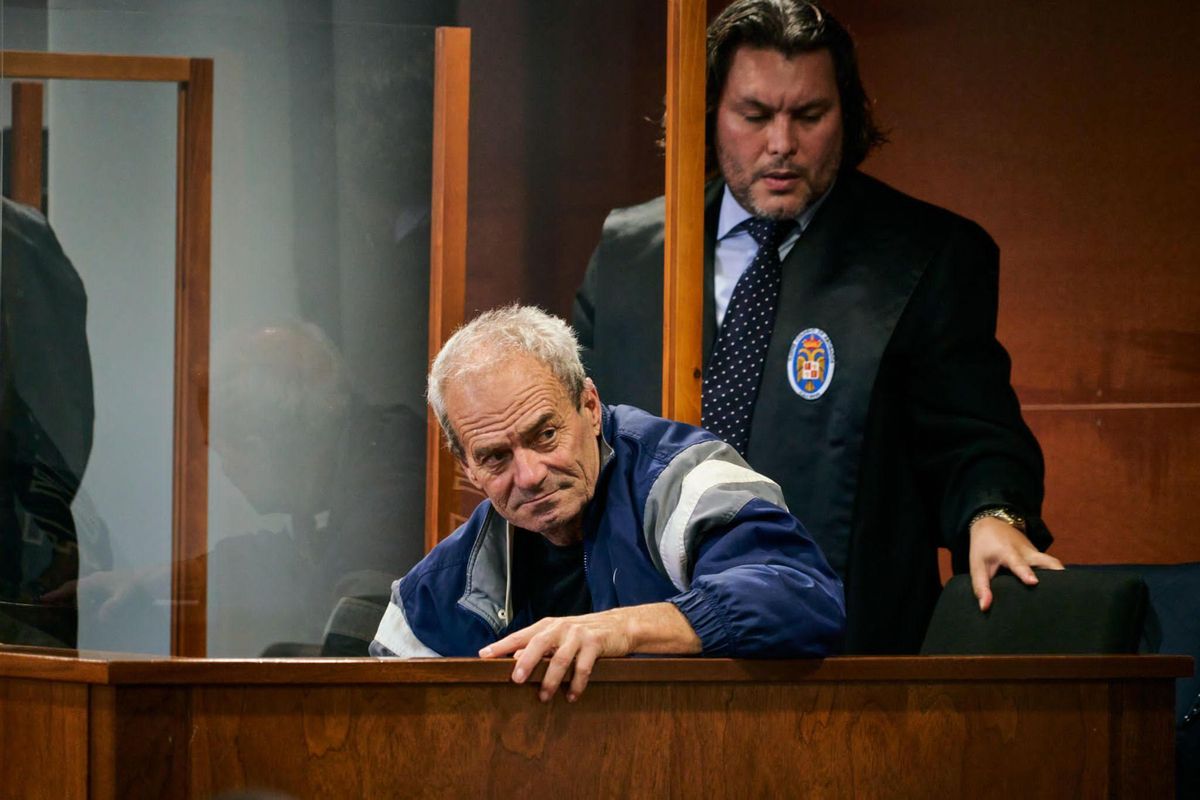 El reo junto a su abogado en la Audiencia Provincial.