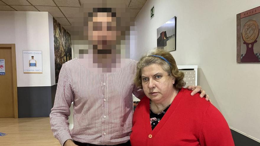 El sargento zamorano, con su madre en la institución en la reside en Zamora.