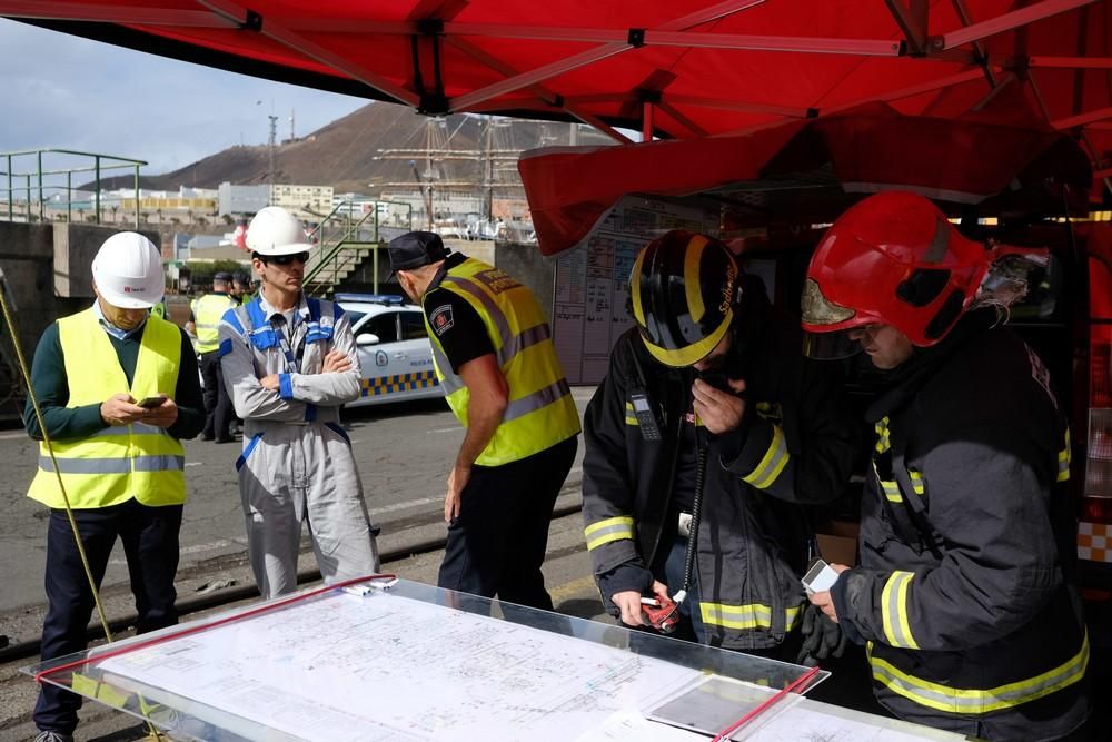 Simulacro de incendio en un buque en el Puerto de La Luz