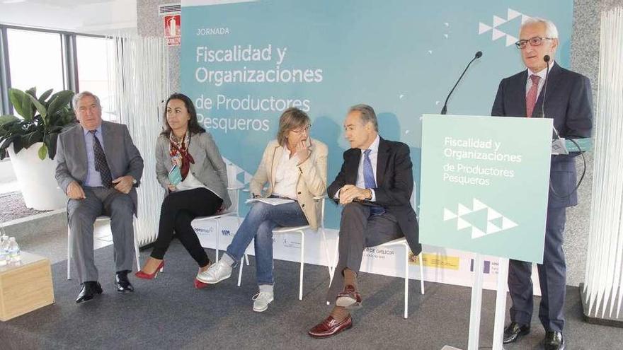 La inauguración de la jornada contó con la intervención de la conselleira Rosa Quintana (centro). // S. Á.