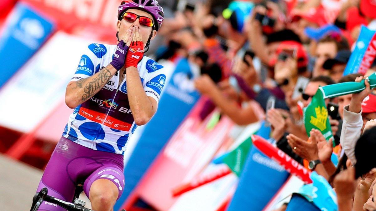 Ángel Madrazo lanza un beso al cielo después de ganar la etapa de la Vuelta que terminó en Javalambre en 2019.