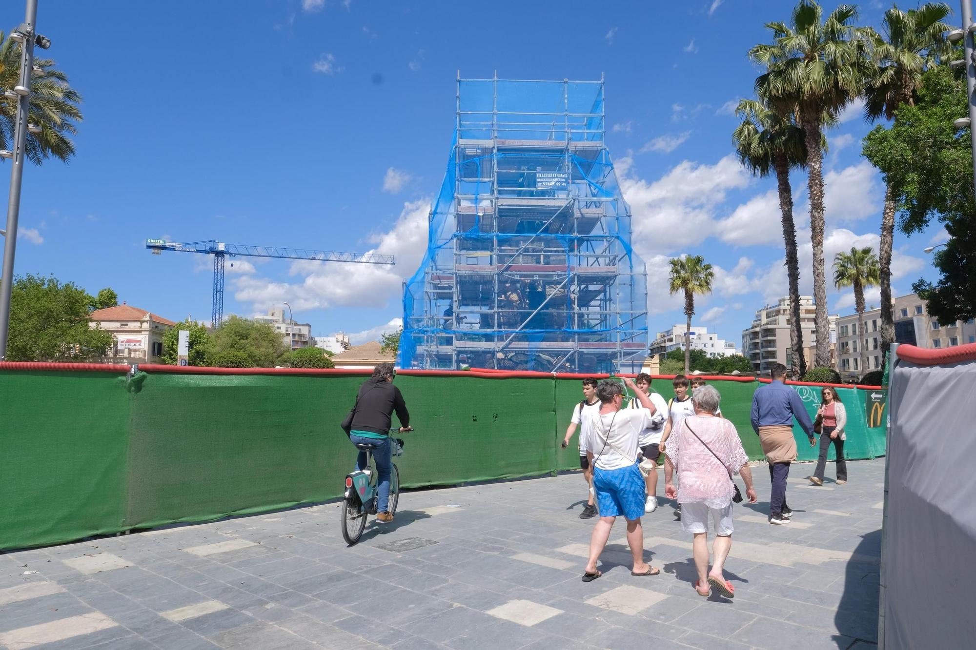 FOTOS: Montan un andamio en la plaza de España de Palma para restaurar la escultura de Jaume I