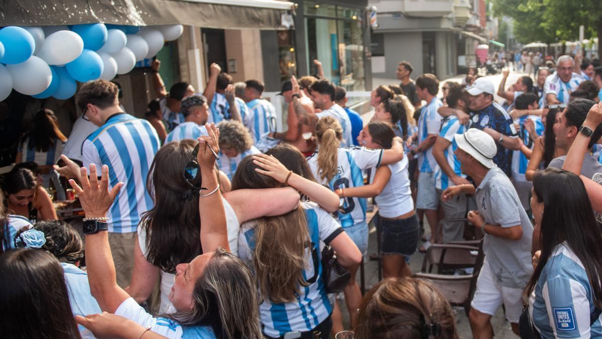 La afición Argentina sigue a su selección en el bar La Mila