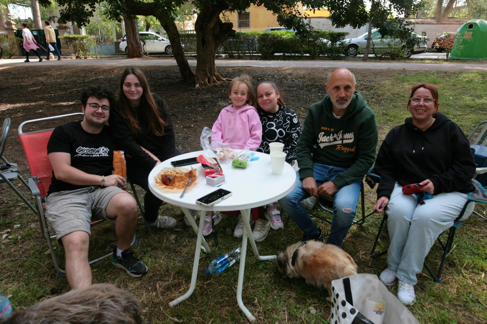 Familias y grupos de amigos de Vila-real comen la mona de Pascua en el Termet
