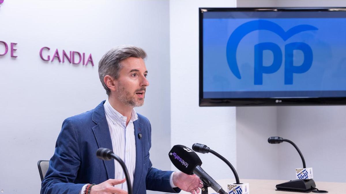 El portavoz del Grupo Municipal Popular, Víctor Soler, en rueda de prensa.