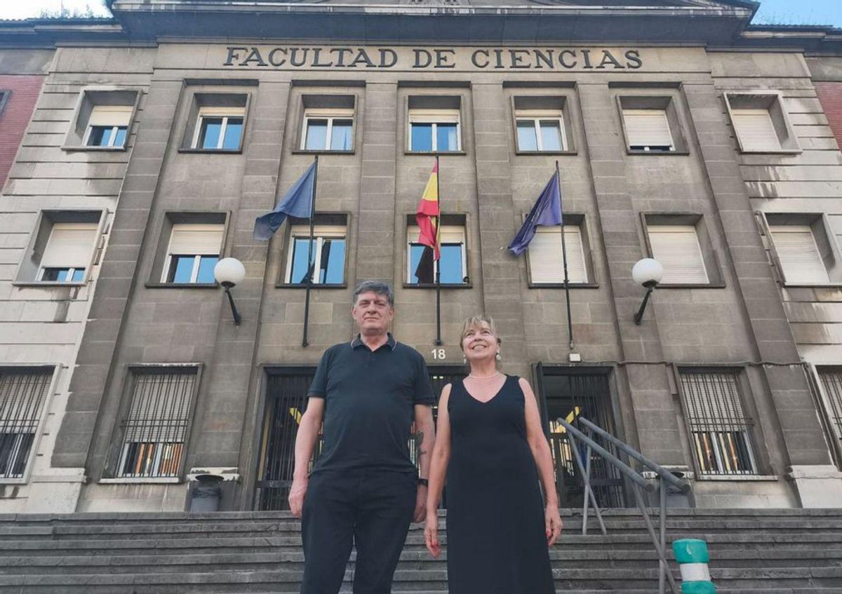 Los integrantes del grupo, en el puente atirantado de Barrios de Luna, en la autopista del Huerna. | LNE