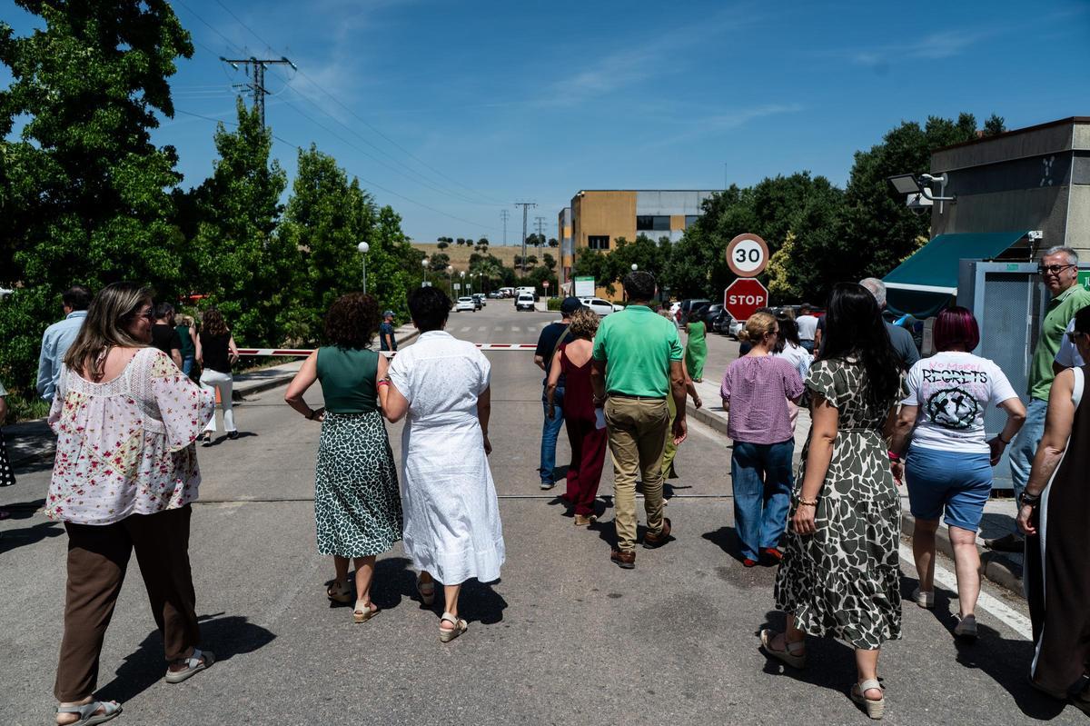 Fotogalería | Decenas de personas se concentran en apoyo a la cafetería de Agricultura en Cáceres