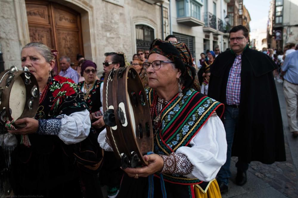 Desfile de trajes regionales