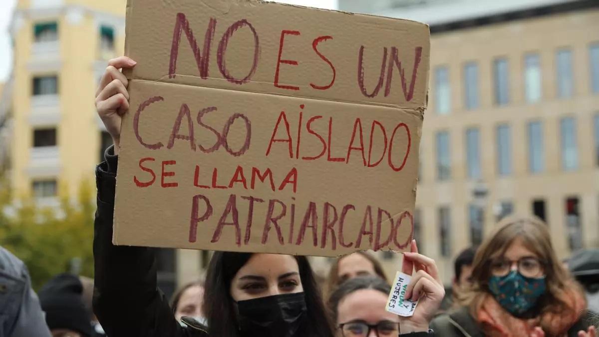 Una mujer sostiene una pancarta donde se lee la frase &quot;No es un caso aislado, se llama patriarcado&quot;, en una manifestación contra la sumisión química