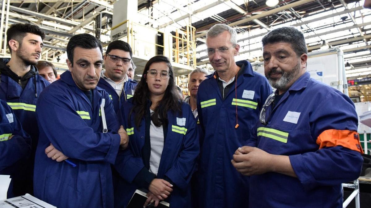 Juliana Coelho, en el centro, durante la visita a una fábrica argentina.