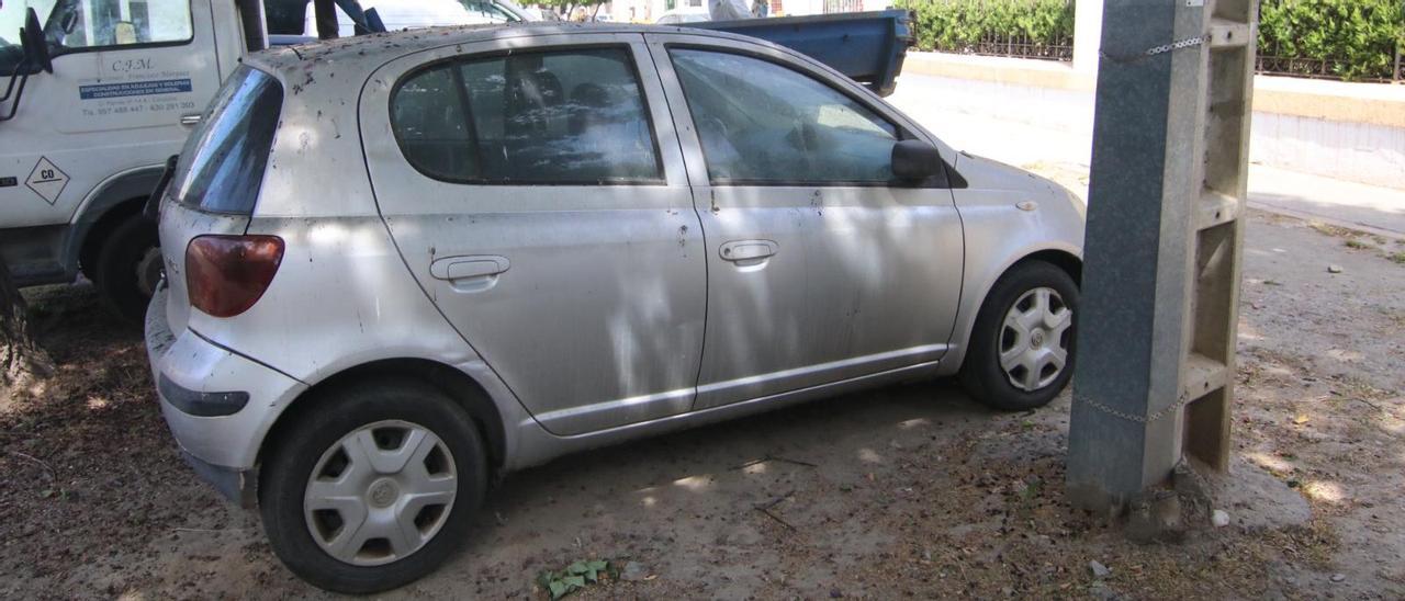 Un vehículo abandonado en una calle de Córdoba. El año pasado se hicieron chatarra 46 vehículos, casi uno por cada semana.