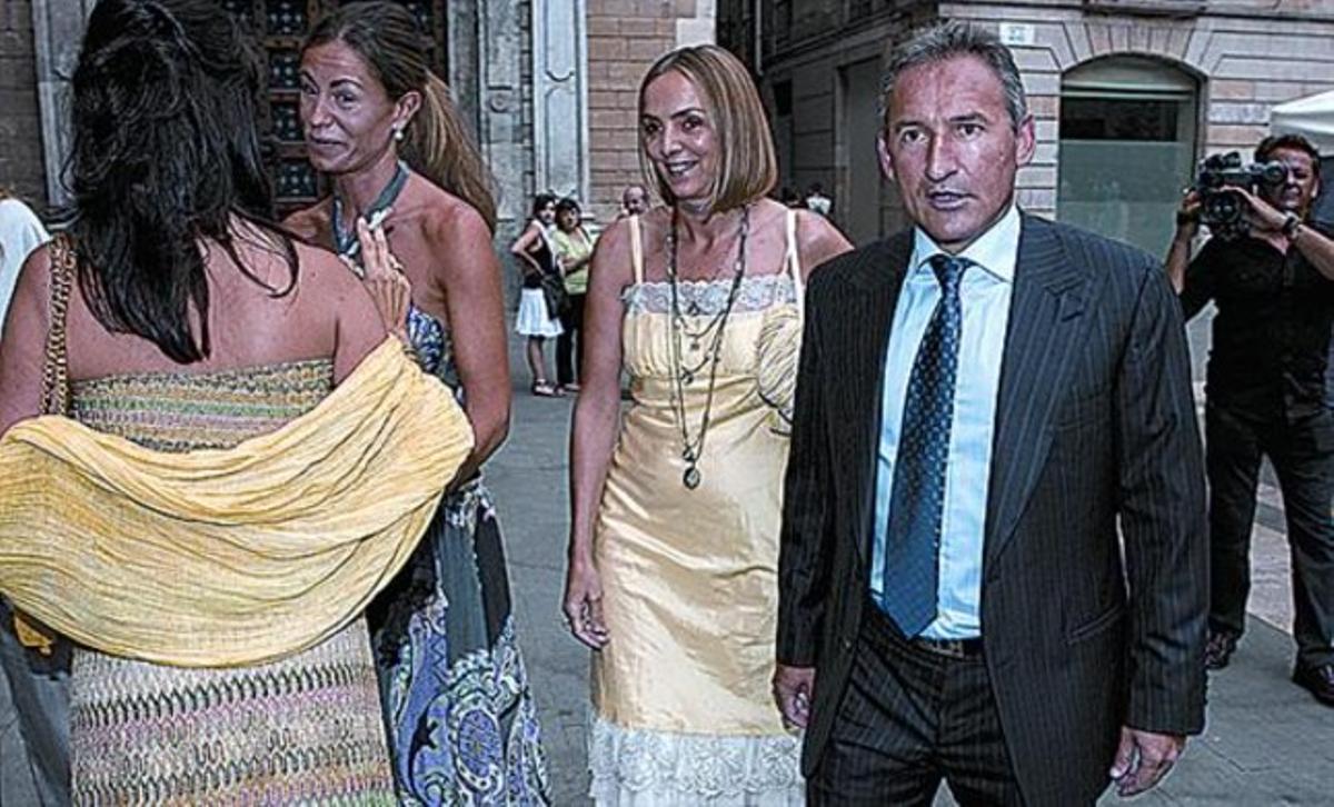 Txiki Begiristain i la seva dona, a l’arribar a l’església. Txiki Begiristain i la seva dona, a l’arribar a l’església.