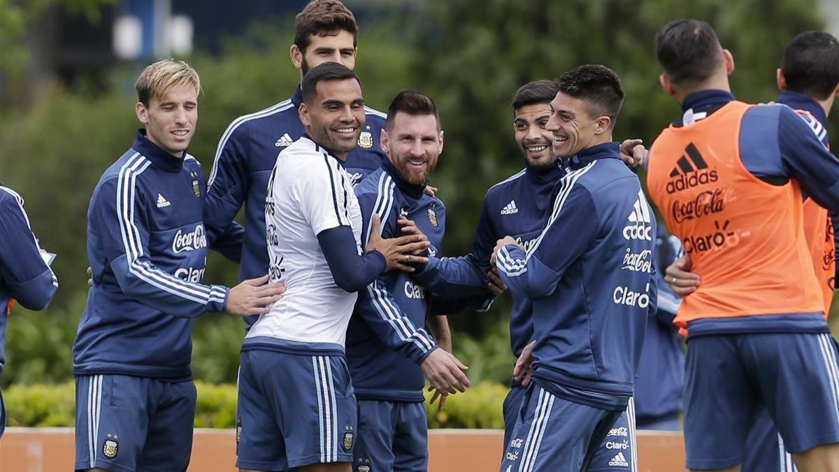 Messi, bien arropado en un entrenamiento de Argentina.