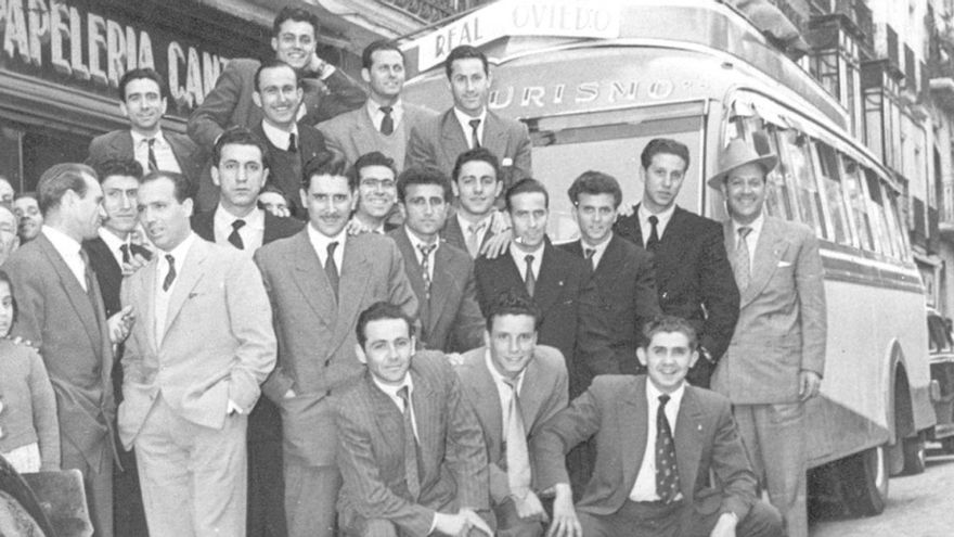La plantilla del Oviedo, el 27 de abril de 1952, antes de salir a Madrid para disputar los cuartos de Copa del Rey. | LNE