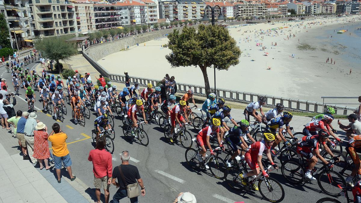 Paso de los ciclistas por Silgar en la Vuelta de 2013