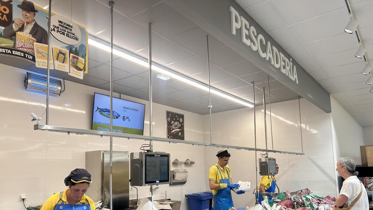 Sección de pescadería del nuevo supermercado de Somió.