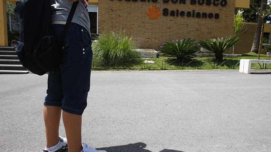 El colegio concertado Don Bosco de Alicante no permitió la entrada a clase al alumno de la imagen porque llevaba pantalones pirata. El resto de compañeros acatan la nueva norma.