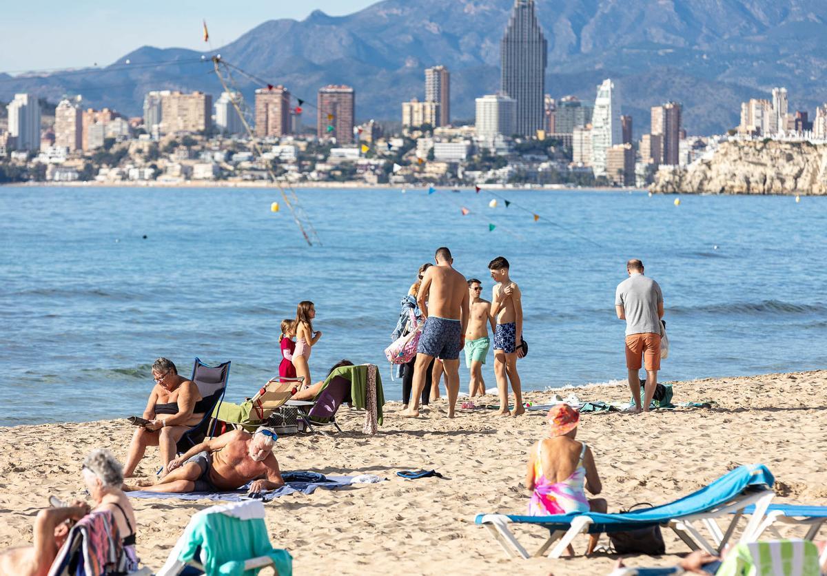 numerosos turistas disfrutan de un soleado Día de la Constitución en Benidorm