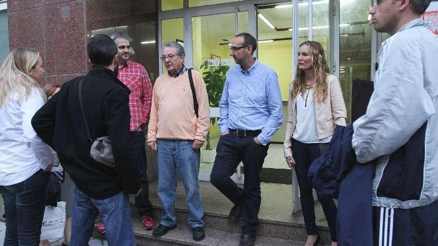 Javier Rey, en el centro, ayer antes de la asamblea.