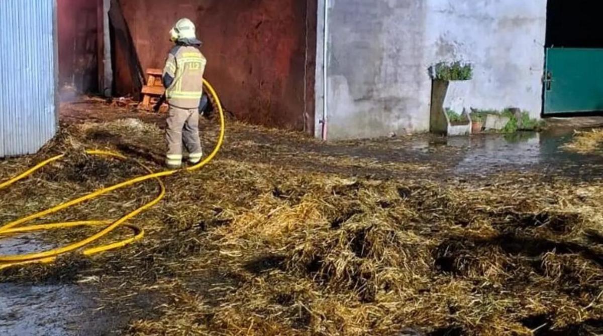 Labores de extinción en el incendio declarado en el pajar de Lalín a cargo de Bombeiros do Deza