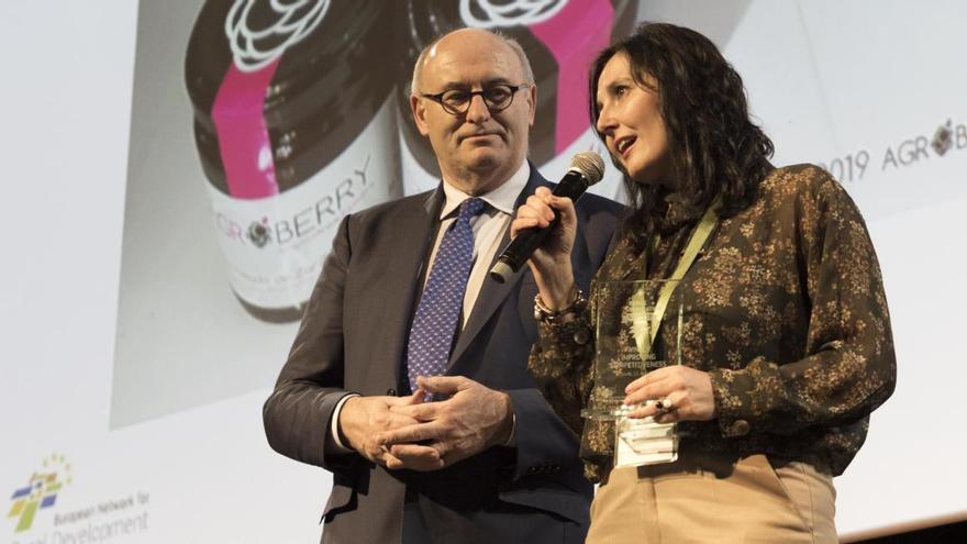 Álvarez recoge el premio de la mano del comisario europeo de agricultura el pasado año en Bruselas.