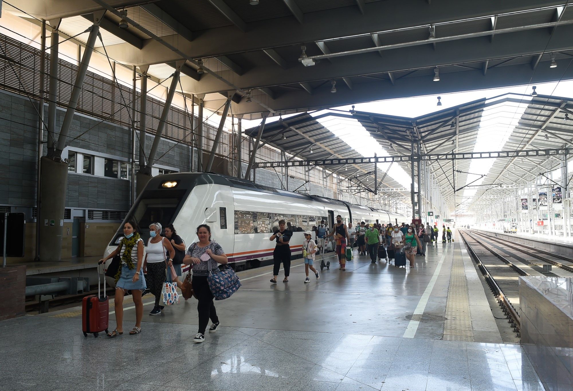 Ya se pueden adquirir los nuevos abonos gratuitos del Cercanías en la estación María Zambrano