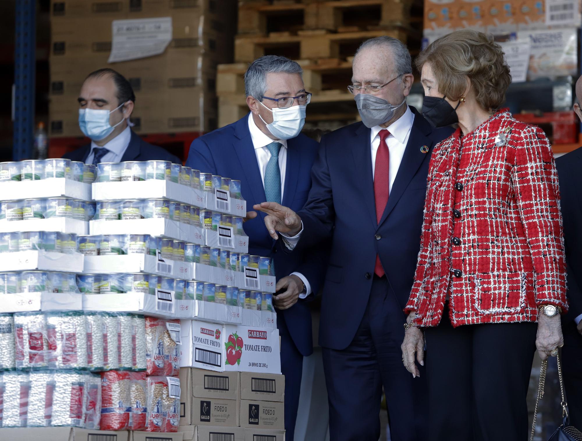 La Reina Sofía visita las instalaciones de Bancosol en Málaga