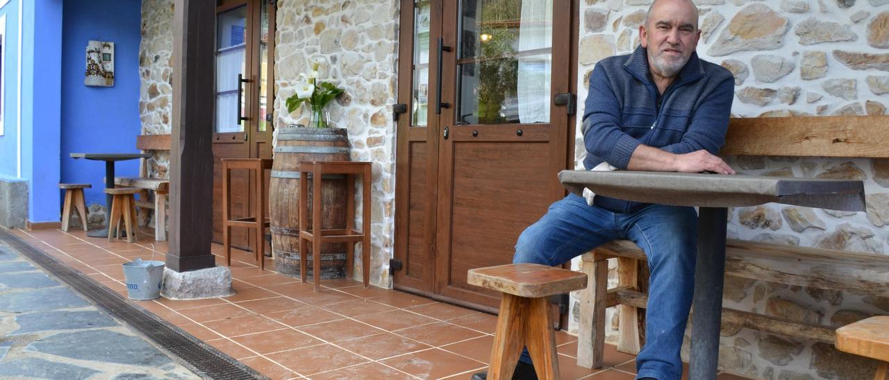 Javier Manjón, en el exterior de su casa de comidas El Acebu en Calabrez, Ribadesella.