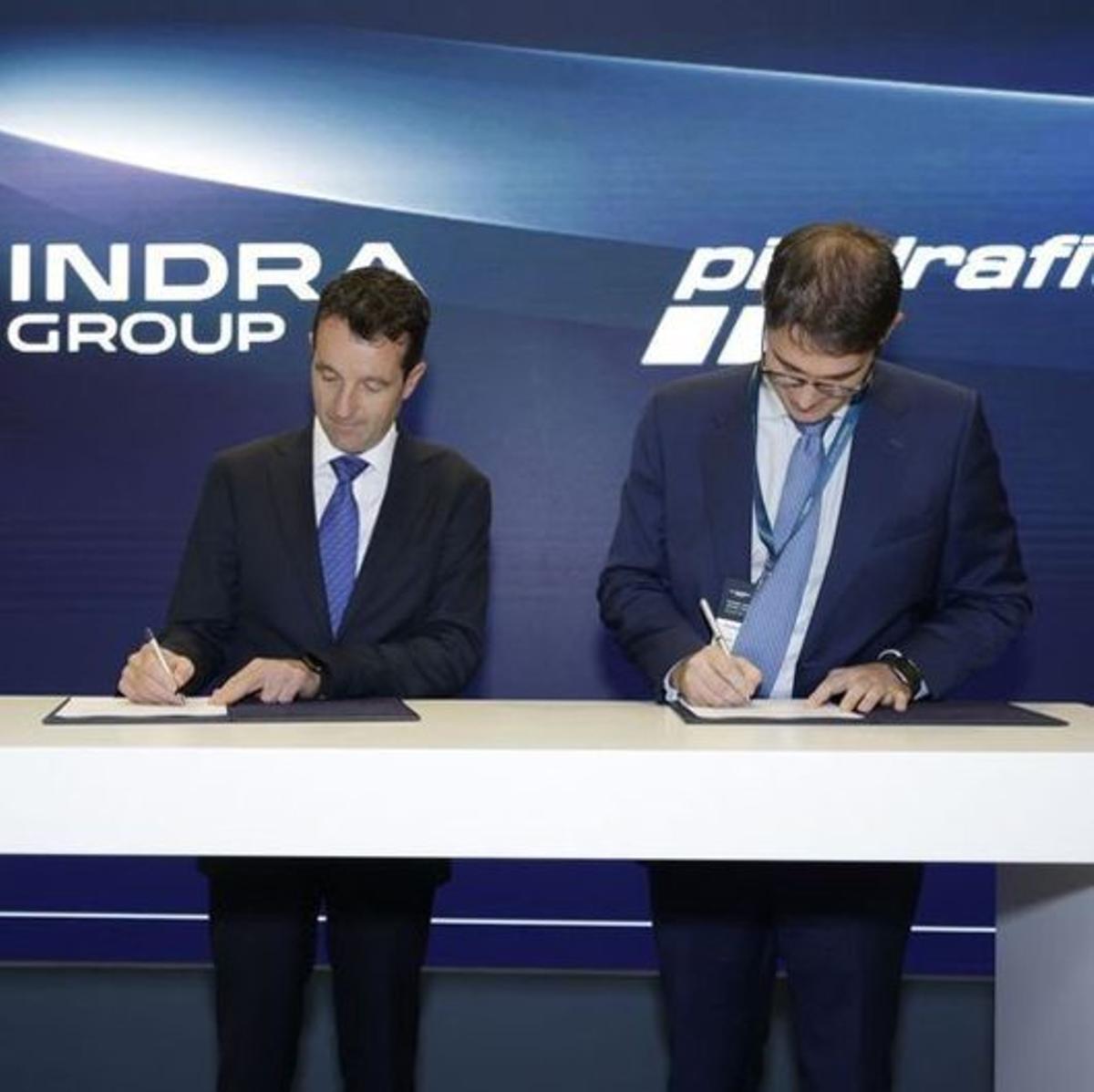 Ángel  Escribano, presidente de Indra, y Luis Corral, CEO de Pidrafita, firmando un convenio.