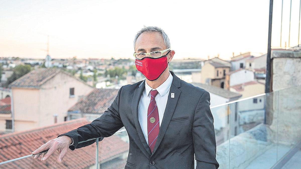 Ricardo Rivero, rector de la USAL, posa en el mirador del Teatro Ramos Carrión.