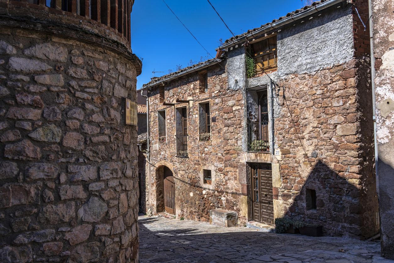 Calles del hermoso pueblo medieval de Mura, en la comarca de Bages, Cataluña, España.