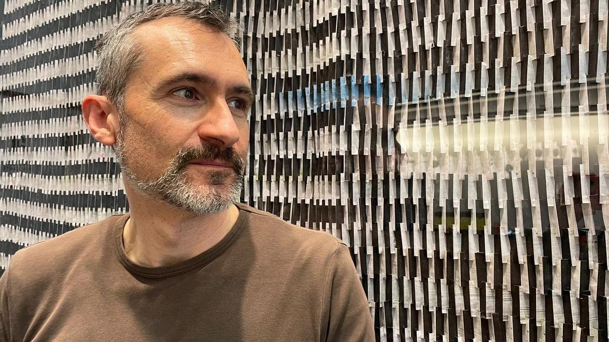 El artista Filiberto Siscar, durante el montaje en la Casa Bardín