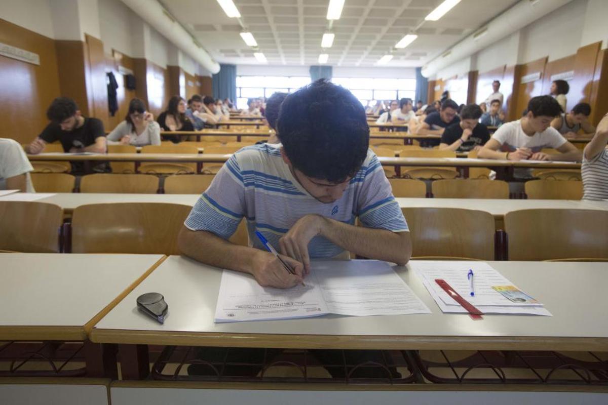 Los alumnos hacen los exámenes Los alumnos hacen los exámenes