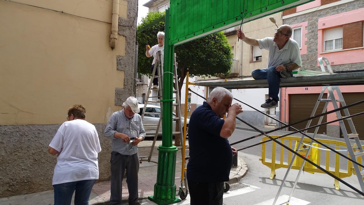 Veïns i veïnes del carrer de la Unió engalanant el carrer